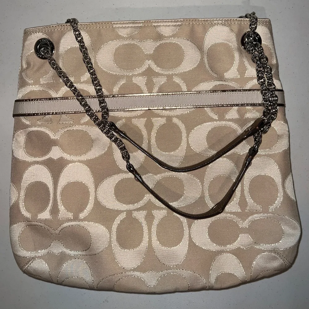 👜 Coach Neutral Logo Chain Bag